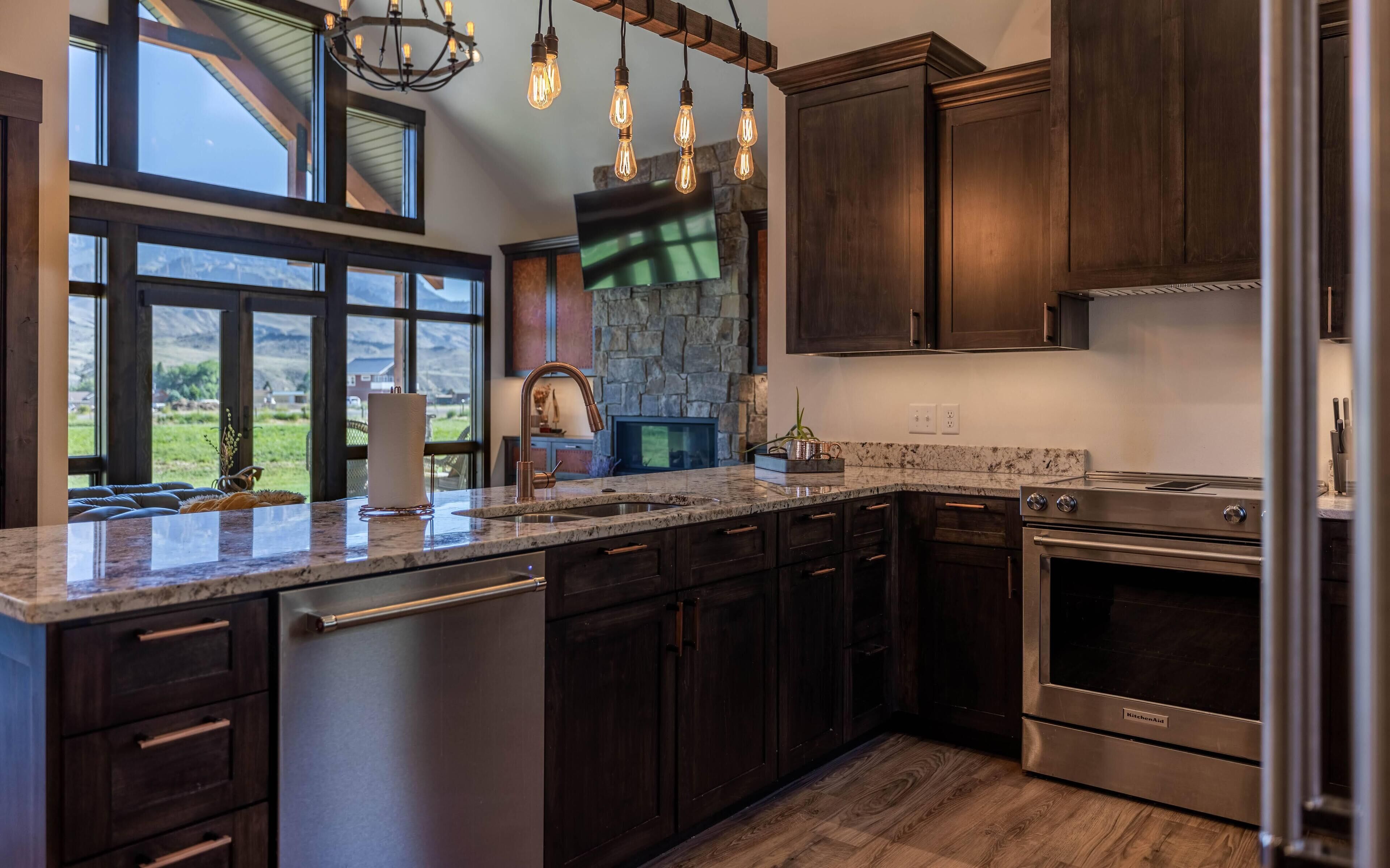 New Luxury Mountain Modern Cabin Near Yellowstone