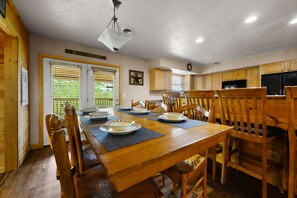 Dining - Above the Rest: 🏔 View•Hot Tub•Nearby Attractions (Sevierville)