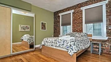 4 bedrooms, desk, iron/ironing board, travel crib