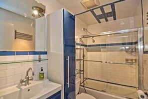 Duschwanne, Handtücher, Seife, Toilettenpapier