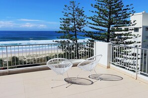 Property grounds - The Penthouse - Amazing Ocean Views, Opposite Beach & Park, Wi-Fi & Parking (Surfers Paradise)