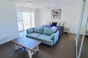 TV - The Penthouse - Amazing Ocean Views, Opposite Beach & Park, Wi-Fi & Parking (Surfers Paradise)