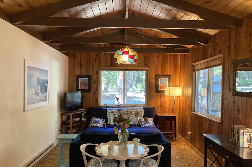 Cozy Cottage Near Scotts Flat Lake