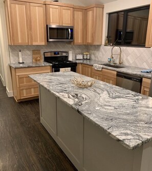 Kylskåp, mikrovågsugn, ugn och spishäll