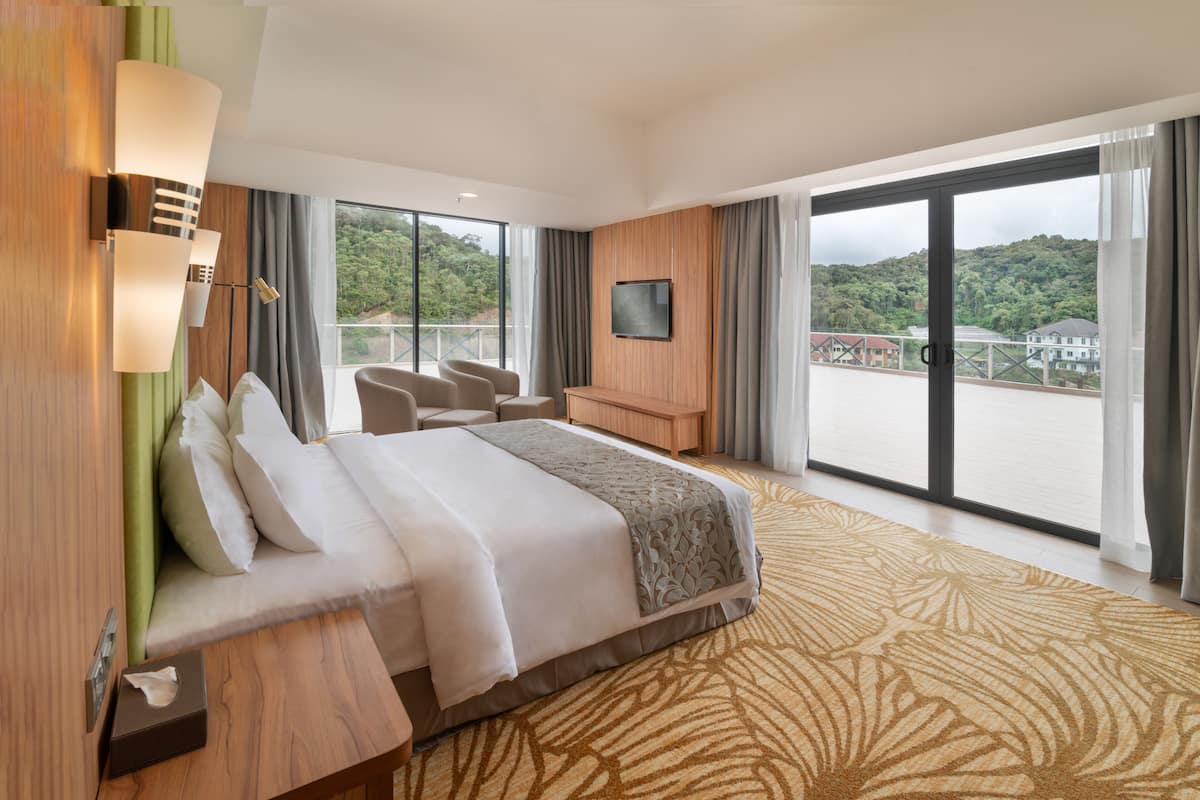 Premier Family Suite | Minibar, bàn, phòng cách âm, bàn ủi/dụng cụ ủi quần áo