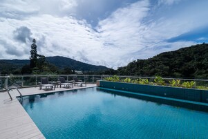 Una piscina al aire libre