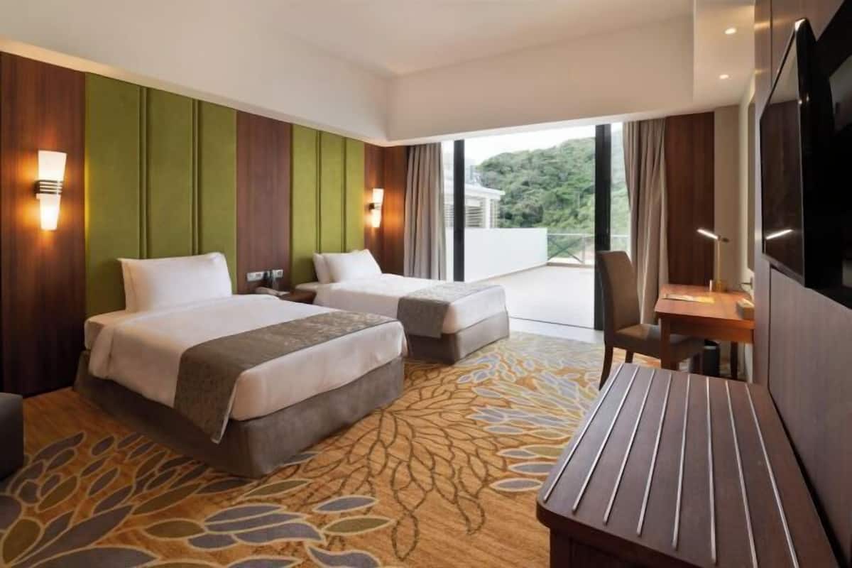 Minibar, bàn, phòng cách âm, bàn ủi/dụng cụ ủi quần áo