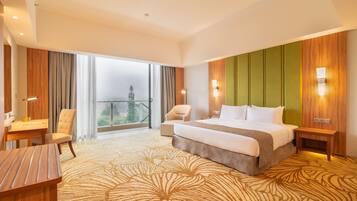 Habitación de hotel con una cama grande, un escritorio, una silla y vistas al exterior.