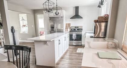 Modern 4 bed Lake House Steps from Browns Lake w. Arcade Room + Private Beach