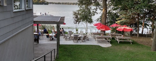 Modern 4 bed Lake House Steps from Browns Lake w. Arcade Room + Private Beach