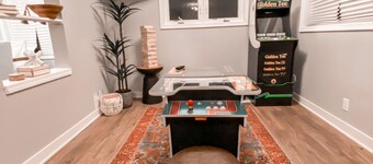 Modern 4 bed Lake House Steps from Browns Lake w. Arcade Room + Private Beach