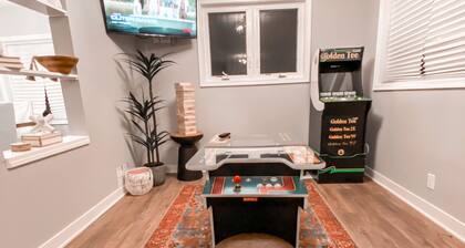 Modern 4 bed Lake House Steps from Browns Lake w. Arcade Room + Private Beach
