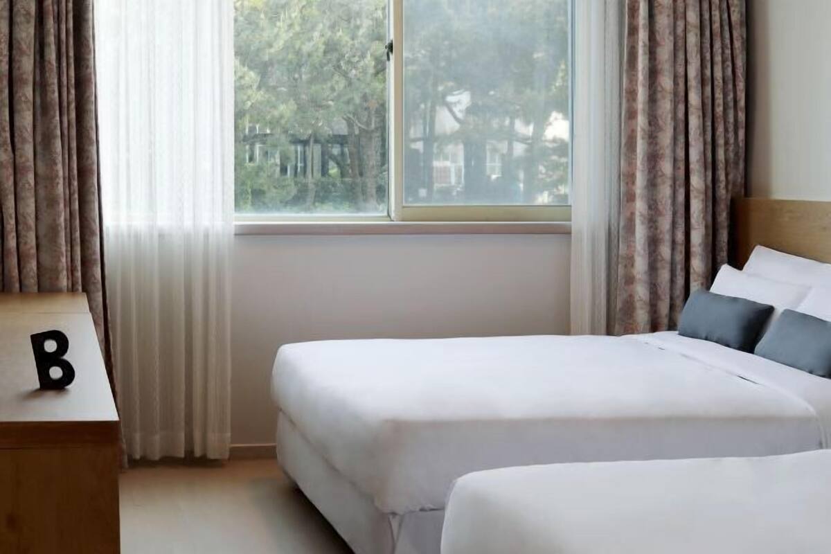 Cortinas blackout, wifi gratis y ropa de cama