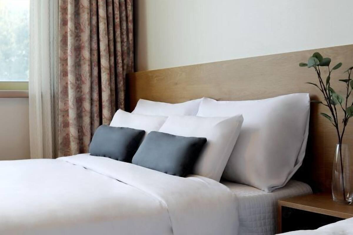 Cortinas blackout, wifi gratis y ropa de cama
