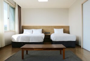 Blackout drapes, free WiFi, bed sheets - Bloom Hotel (Seogwipo)