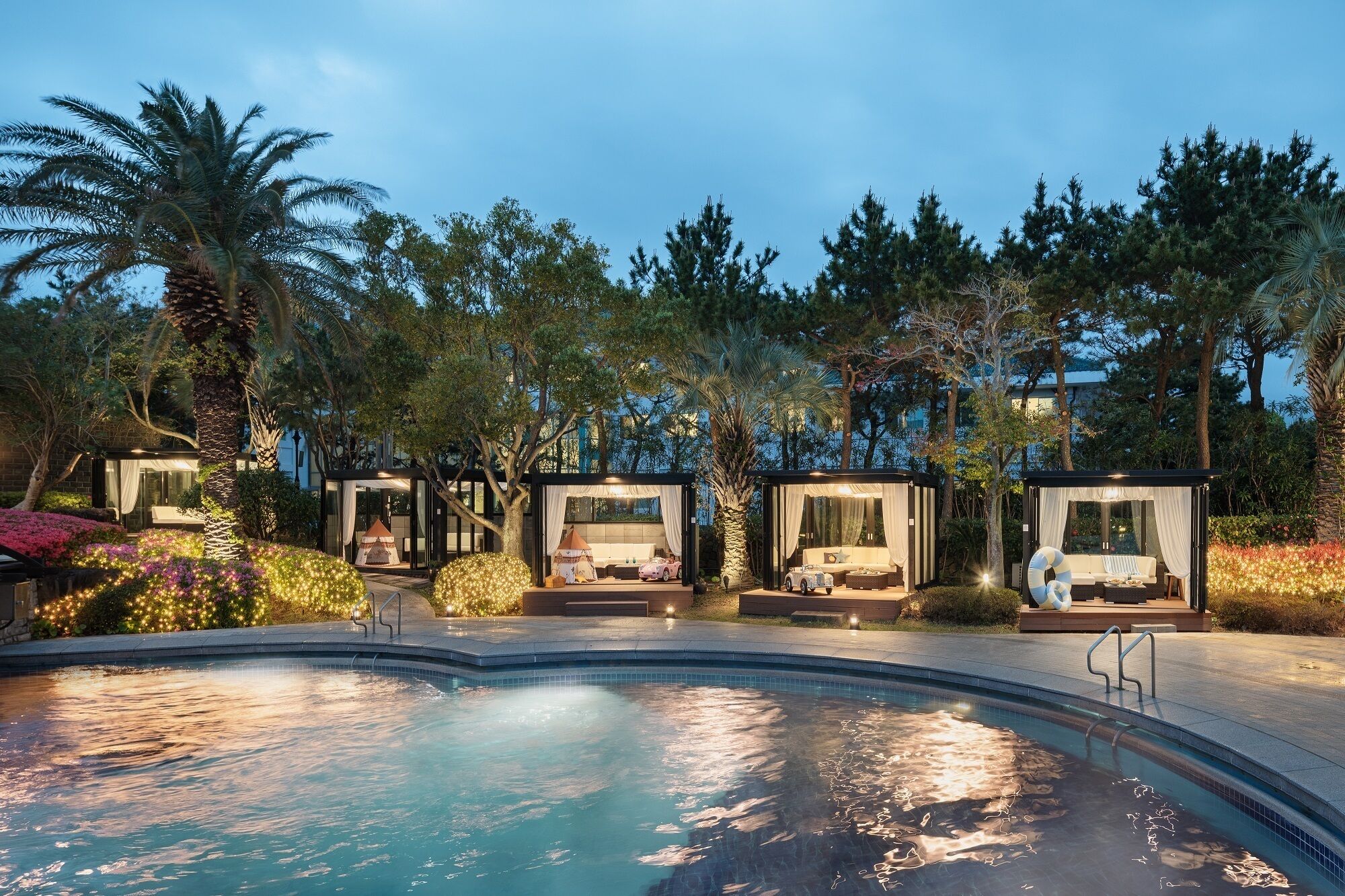 Piscine extérieure, tentes de plage