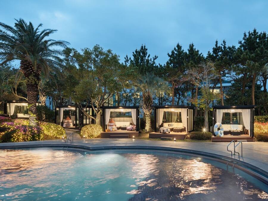 Ulkouima-allas avoinna 10.00–21.30, maksullisia cabañoita