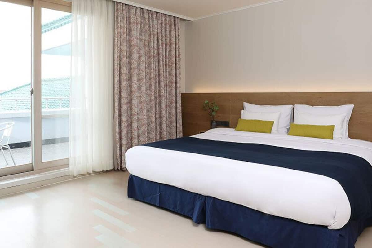 1 bedroom, blackout curtains, free wifi, bed sheets