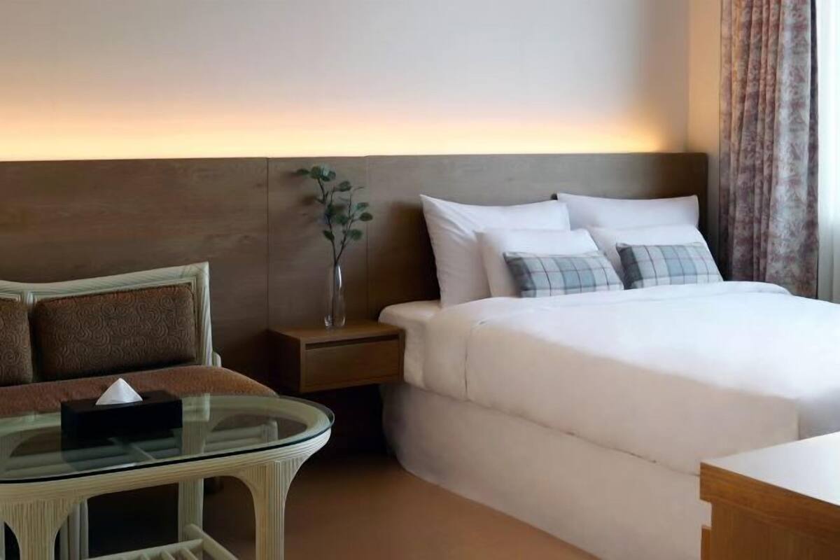 Cortinas blackout, wifi gratis y ropa de cama