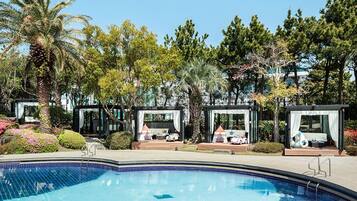 Utomhuspool och cabanor (tilläggsavgift)