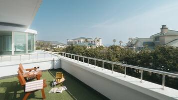 Blackout curtains, free WiFi, bed sheets