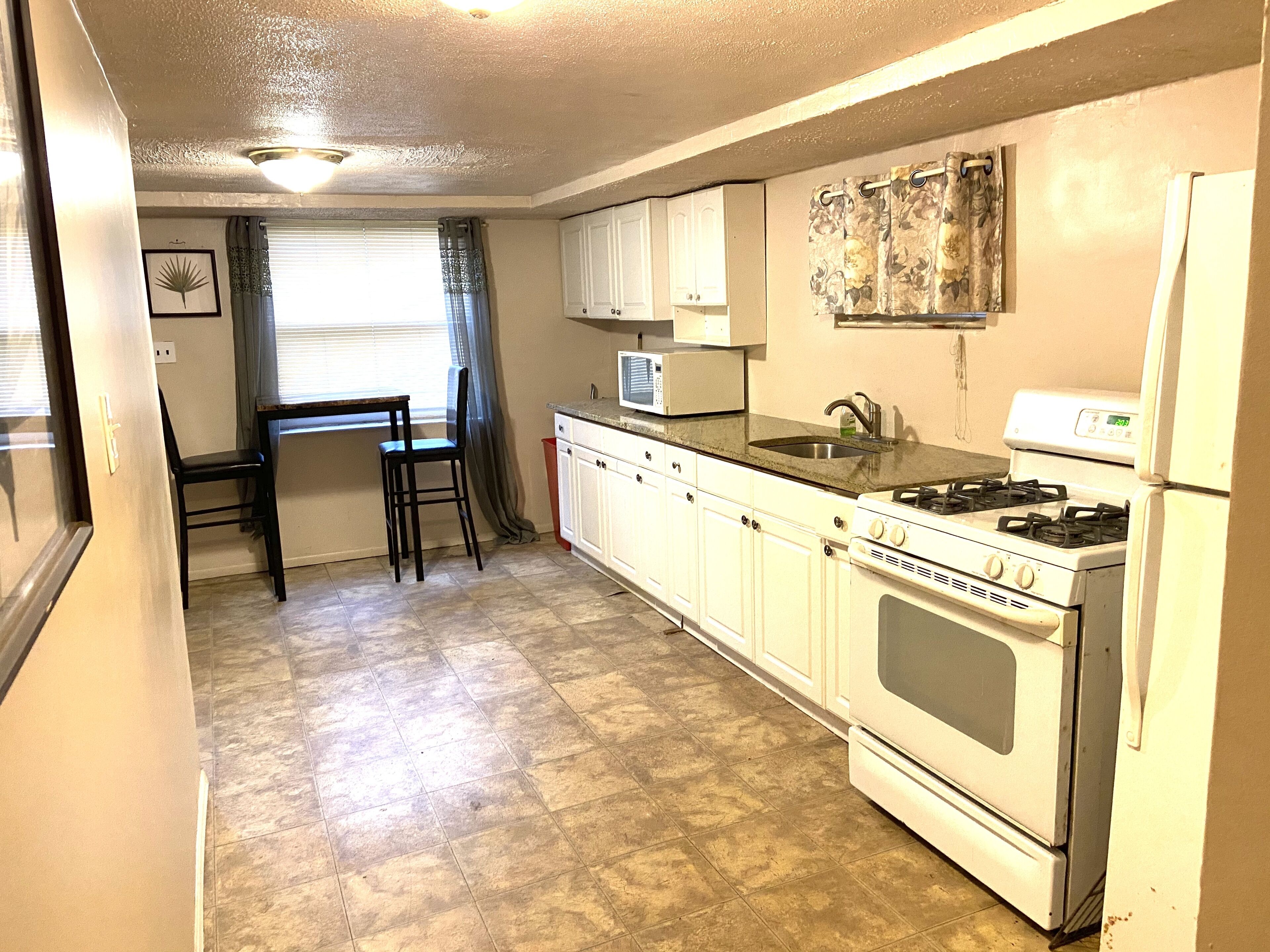 ثلاجة، ميكروويف، فرن، موقد طهي مسطح