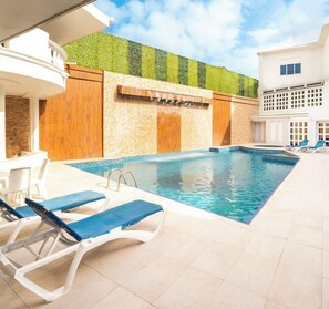 Una piscina al aire libre