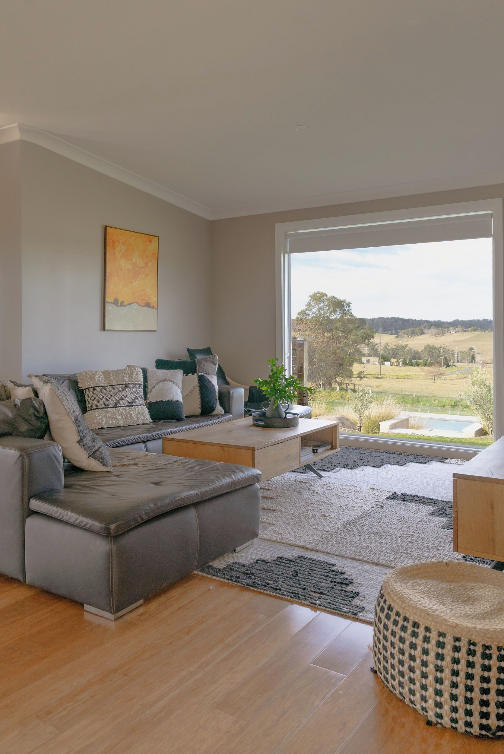 智能电视、壁炉、书、立体声音响