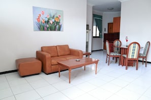 Casa de campo familiar, 3 habitaciones | Área de sala de estar | Televisión LCD de 32 pulgadas con canales digitales y televisión