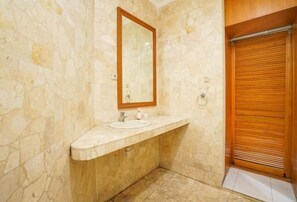 Regadera, amenidades de baño gratuitas, toallas, jabón 