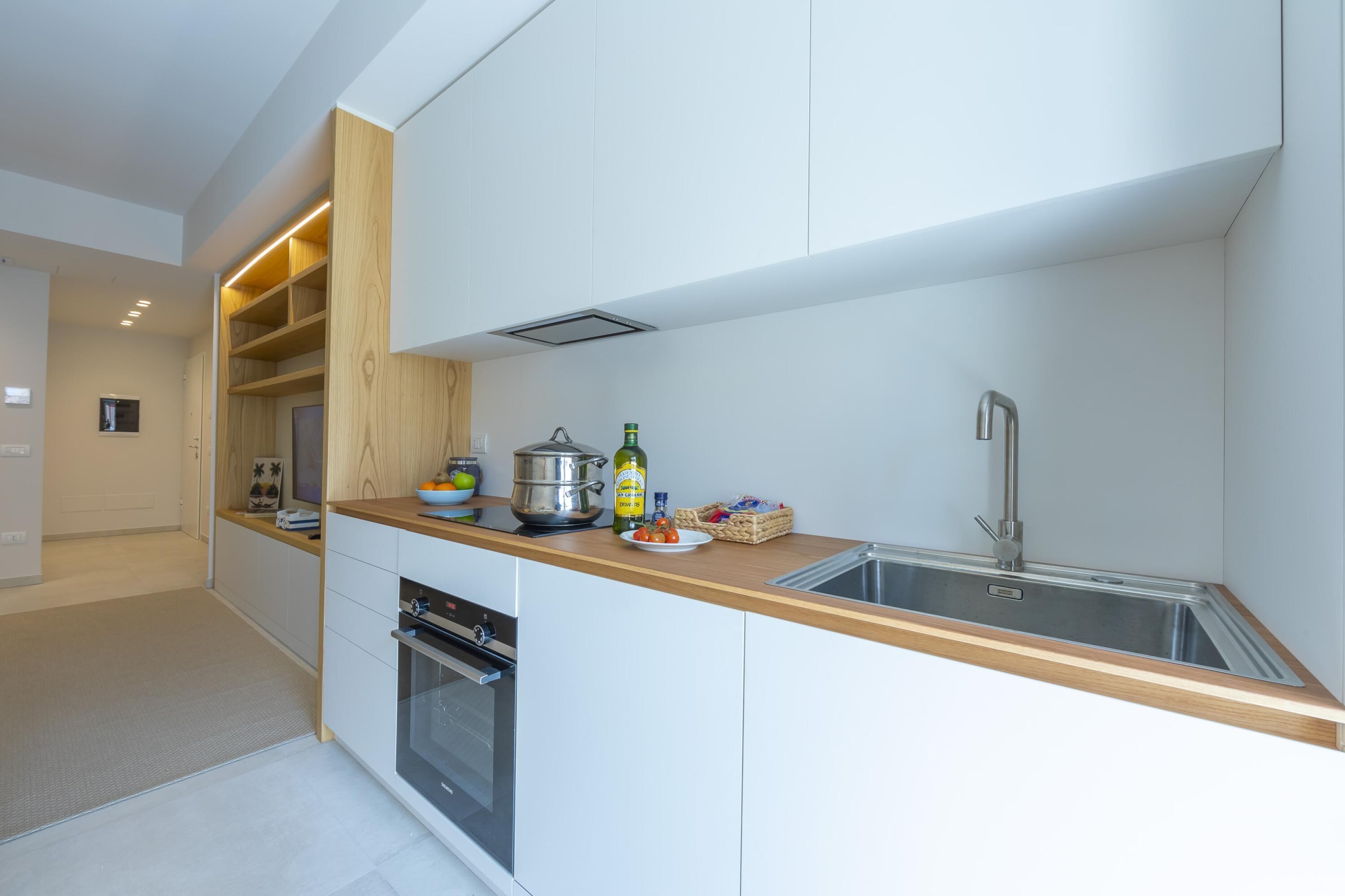 Perhehuoneisto, useita makuuhuoneita (Mina Apartment 100m From Sea) | Yksityinen keittiö | Jääkaappi, uuni, liesi, astianpesukone