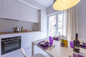 Apartamento familiar, varias habitaciones (Mina Apartment 100m From Sea) | Cocina privada | Frigorífico, horno, placa de cocina y lavavajillas