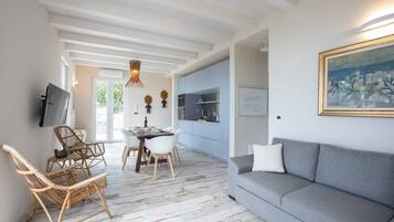Casa Standard, letti multipli, 2 bagni, lato giardino (Villa Cherry Garden) | Soggiorno | TV a schermo piatto