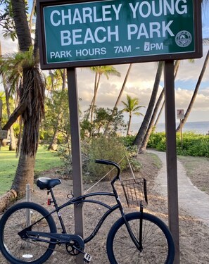Un panneau indiquant le parc de plage Charley Young, avec les heures d’ouverture du parc, de 7 h à 19 h.
