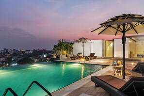 Outdoor pool, pool loungers - Vivanta Thiruvananthapuram (Thiruvananthapuram)
