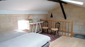 2 chambres, bureau, chambres insonorisées, fer et planche à repasser