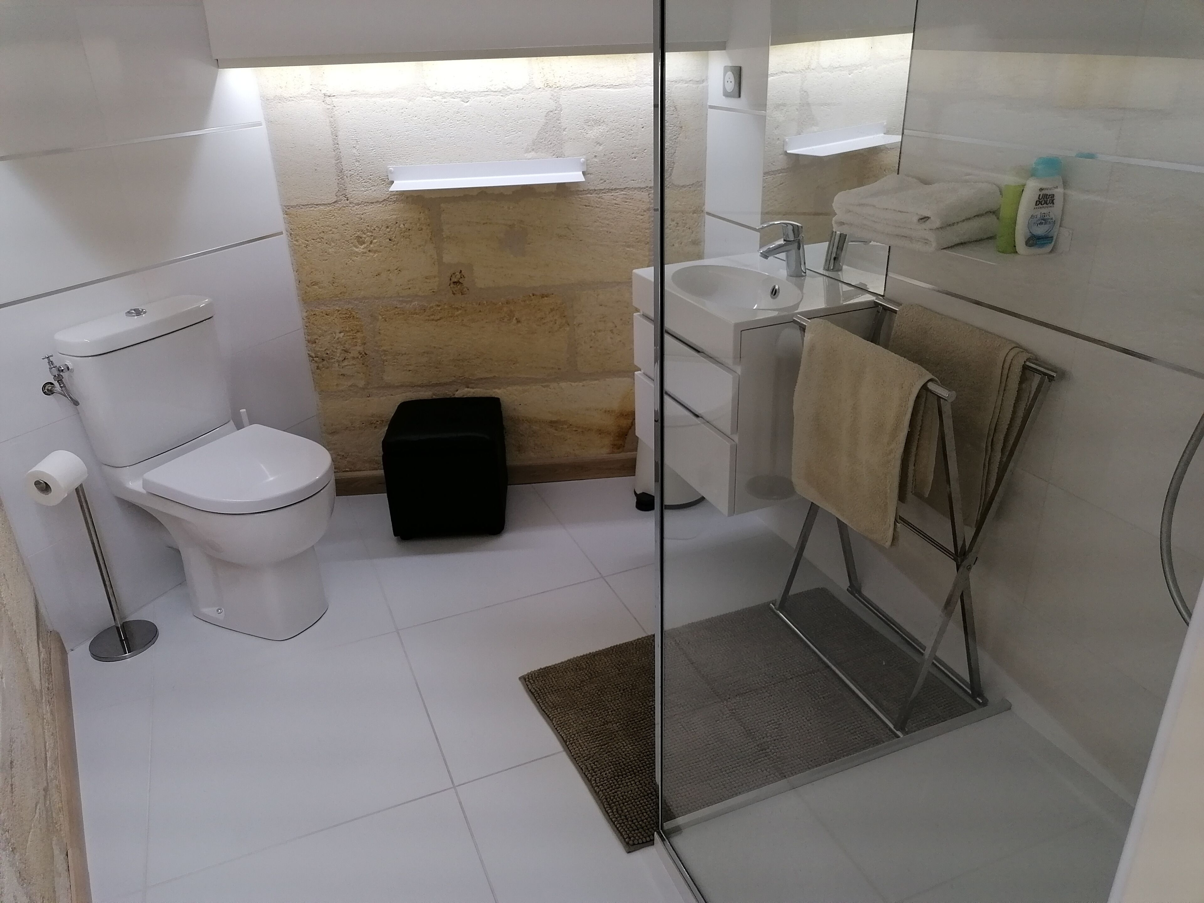 Een douche, een haardroger, handdoeken, zeep