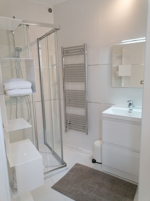 Douche, sèche-cheveux, serviettes fournies, savon