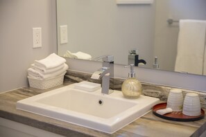 Duschwanne, Haartrockner, Bidet, Handtücher