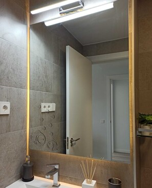 Haartrockner, Handtücher, Seife, Shampoo