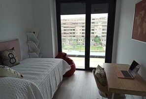 3 chambres, coffres-forts dans les chambres, fer et planche Ă repasser