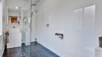 Suihku, hiustenkuivaaja, pyyhkeet, saippua