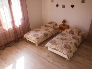6 bedrooms, iron/ironing board, travel cot, free WiFi