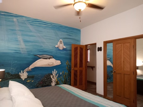 1 chambre, bureau, fer et planche à repasser, Wi-Fi gratuit. Room #6 Master with one king size bed, one double bed & one double bunk bed