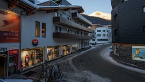 A hotel with a ski shop on the ground floor, a mountain view, and a sign for 'Hotel Gabl'. - Hotel Gabl by Alpeffect Hotels (Sankt Anton am Arlberg)
