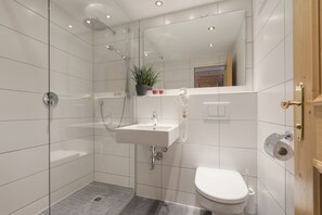 Shower, towels - Hotel Gabl by Alpeffect Hotels (Sankt Anton am Arlberg)
