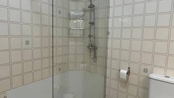 Douche, serviettes fournies, savon, papier toilette