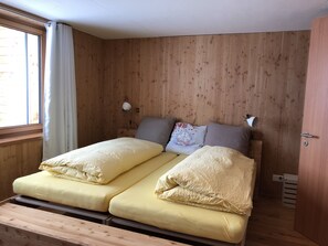 2 Schlafzimmer, Schreibtisch, Bügeleisen/Bügelbrett, kostenloses WLAN
