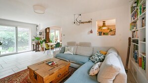 Un salon moderne avec un canapé, une table basse et une bibliothèque.