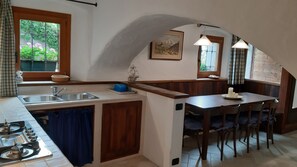 Kühlschrank, Mikrowelle, Herdplatte, Geschirrspüler